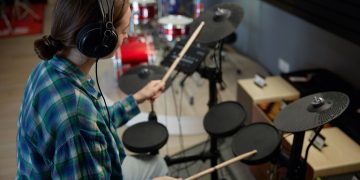 Una musicista che suona la batteria: Regione Lombardia supporta la musica indipendente con l’obiettivo di creare una Music Commission