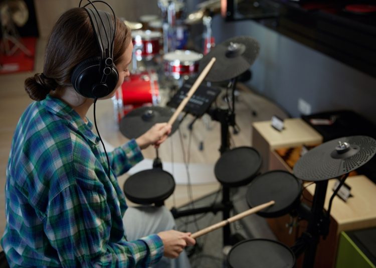 In foto una giovane artista durante una esibizione: prosegue l’impegno di Regione Lombardia a favore della scuola di Mogol, con ragazzi al CET di Avigliano Umbro