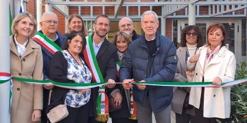 taglio del nastro con Bertolaso alla casa di comunità di Segrate