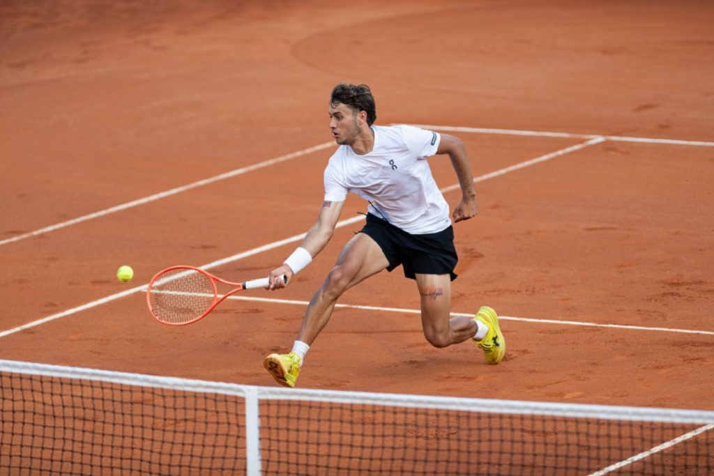 Regione Lombardia prosegue il rafforzamento delle misure a favore dello sport dilettantistico (nella foto un giocatore di tennis) con una seconda tranche di risorse aggiuntive.