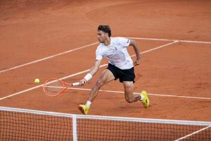 Regione Lombardia prosegue il rafforzamento delle misure a favore dello sport dilettantistico (nella foto un giocatore di tennis) con una seconda tranche di risorse aggiuntive.
