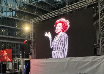 Ornella Vanoni: Palazzo Lombardia la ricorda sulle note di ‘Senza fine’.