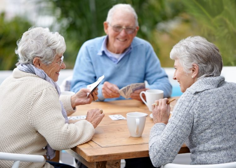 Anziani che giocano a cartem approvata convenzione tra Regione Lombardia e Comune di Bormio per la realizzazione della nuova Rsa