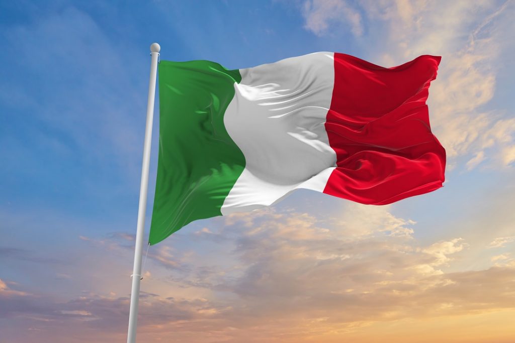 La bandiera italiana sventola in modo particolare il 4 novembre nella Giornata dell'Unità Nazionale e delle Forze Armate