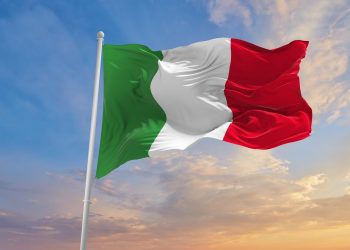 La bandiera italiana sventola in modo particolare il 4 novembre nella Giornata dell'Unità Nazionale e delle Forze Armate