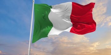 La bandiera italiana sventola in modo particolare il 4 novembre nella Giornata dell'Unità Nazionale e delle Forze Armate