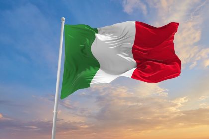 La bandiera italiana sventola in modo particolare il 4 novembre nella Giornata dell'Unità Nazionale e delle Forze Armate