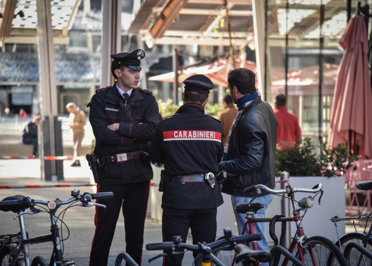 Nella foto Ansa i rilievi in piazza Gae Aulenti a Milano dove è stata accoltellata una donna cui hanno espresso vicinanza il presidente Fontana e la Giunta regionale
