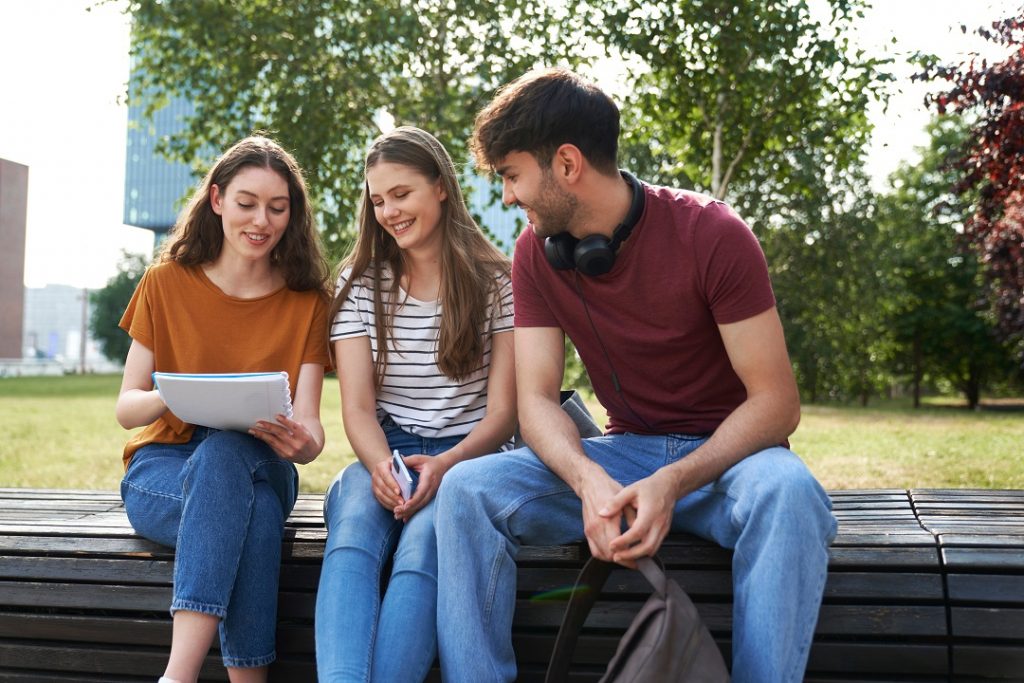 immagine generica di ragazzi per dare l'idea di Fiera young 2025 dedicata a orientamento studenti