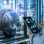 immagine di un operatore con tablet e un macchinario per dare idea del tema del forum mondiale sulla manifattura