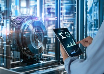 immagine di un operatore con tablet e un macchinario per dare idea del tema del forum mondiale sulla manifattura