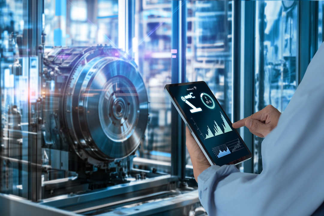 immagine di un operatore con tablet e un macchinario per dare idea del tema del forum mondiale sulla manifattura