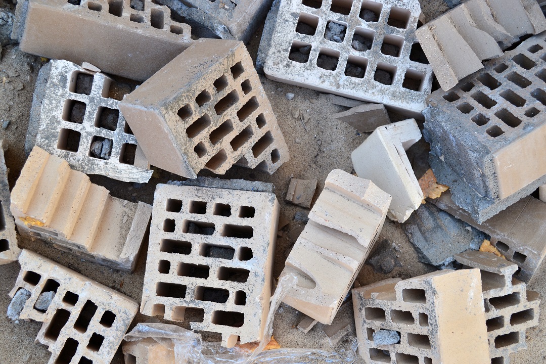 immagine generica di rifiuti per dare idea di interventi di gestione rifiuti a Brescia , misura al centro della delibera di giunta