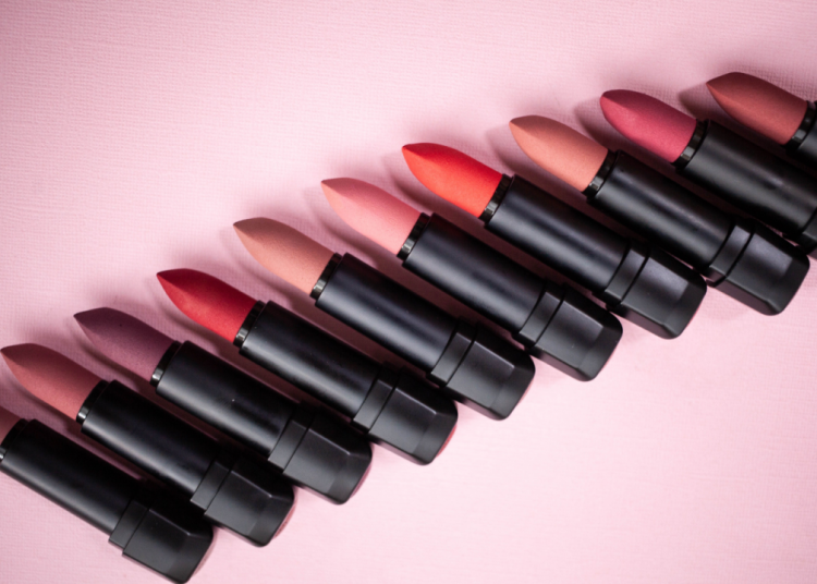 Una donazione di rossetti rossi contro la violenza sulle donne