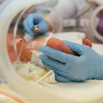 neonato in un 'incubatrice per dare l'idea dello screening neonatale in Lombardia al centro della delibera di Regione