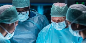 Equipe che esegue il trapianto di cuore all'ospedale Niguarda