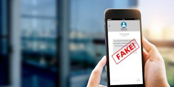 immagine di un cellulare con un messaggio con scritta fake per dare l'idea degli sms ingannevoli su cui Regione Lombardia mette in guardia i cittadini