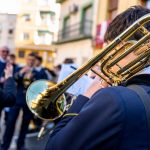 In foto un gruppo di persone che suona: le bande musicali sono destinatarie del bando di Regione Lombardia