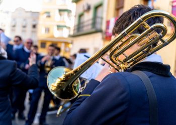 In foto un gruppo di persone che suona: le bande musicali sono destinatarie del bando di Regione Lombardia
