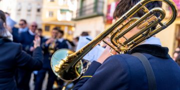 In foto un gruppo di persone che suona: le bande musicali sono destinatarie del bando di Regione Lombardia