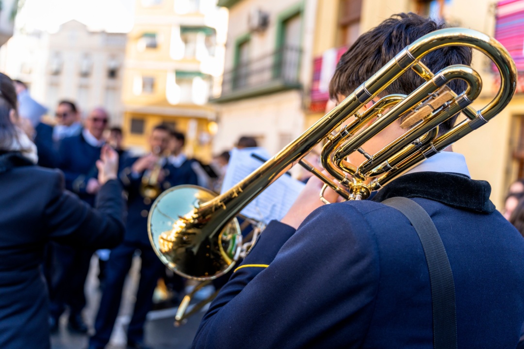 In foto un gruppo di persone che suona: le bande musicali sono destinatarie del bando di Regione Lombardia
