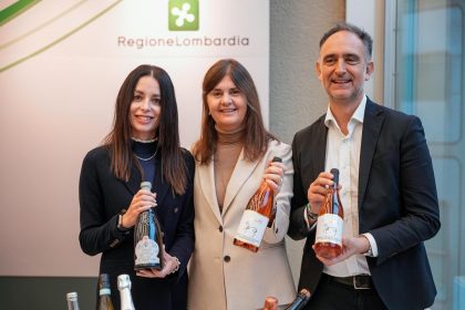 Gli assessori regionali Alessandro Beduschi (Agricoltura, Sovranità alimentare e Foreste) e Debora Massari (Turismo, Moda e Marketing territoriale), insieme alla presidente di Ascovilo (Associazione dei Consorzi di Tutela dei Vini Lombardi) Giovanna Prandini, sono intervenuti alla conferenza stampa su annata vinicola e promozione del vino lombardo