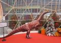 Una foto con 'Dino Fraele', uno dei dinosauri che oltre 200 milioni di anni fa popolavano la Lombardia nella piazza della Regione fino al 6 gennaio.
