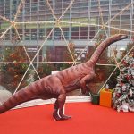 Una foto con 'Dino Fraele', uno dei dinosauri che oltre 200 milioni di anni fa popolavano la Lombardia nella piazza della Regione fino al 6 gennaio.