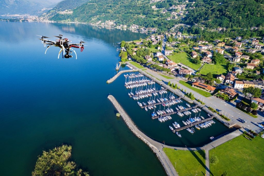immagine del drone sul lago di Como per dare l'idea del bando su innovazioni per gestione rischi naturali in lombardia