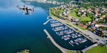immagine del drone sul lago di Como per dare l'idea del bando su innovazioni per gestione rischi naturali in lombardia