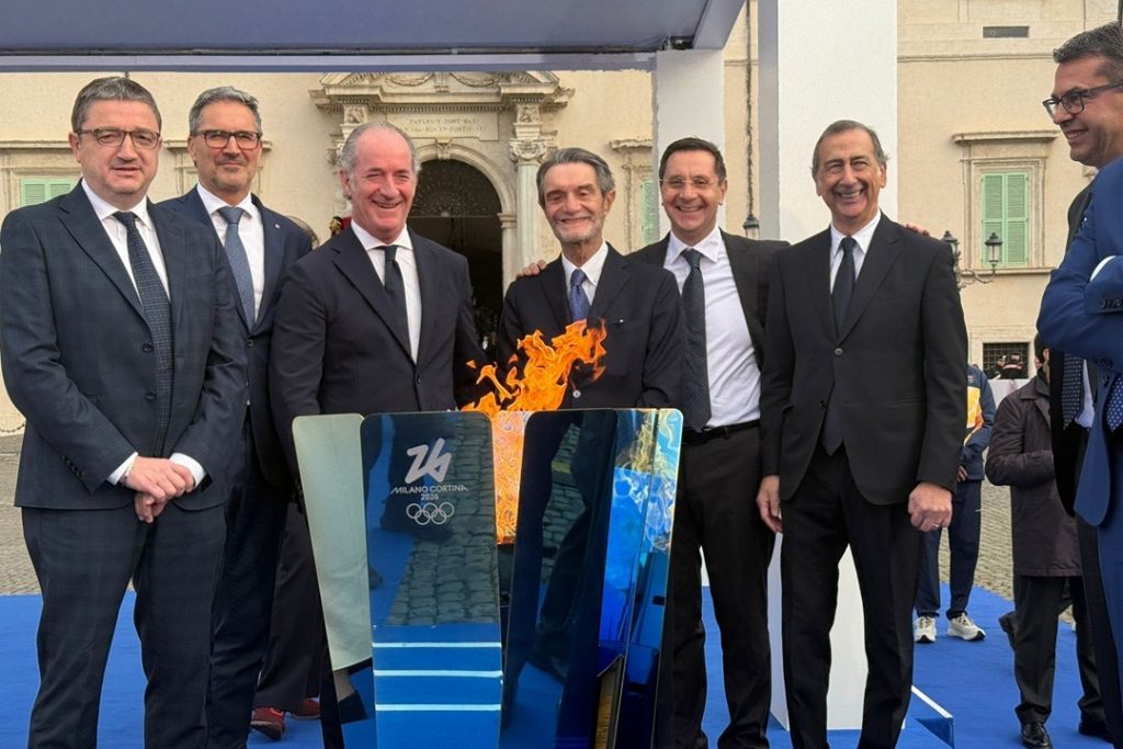 In foto, tra gli altri, il presidente della Regione Lombardia, Attilio Fontana, in piazza del Quirinale a Roma in occasione della cerimonia di accensione della torcia olimpica verso Milano Cortina 2026