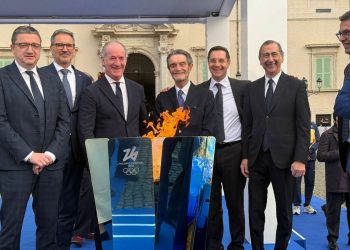 In foto, tra gli altri, il presidente della Regione Lombardia, Attilio Fontana, in piazza del Quirinale a Roma in occasione della cerimonia di accensione della torcia olimpica verso Milano Cortina 2026