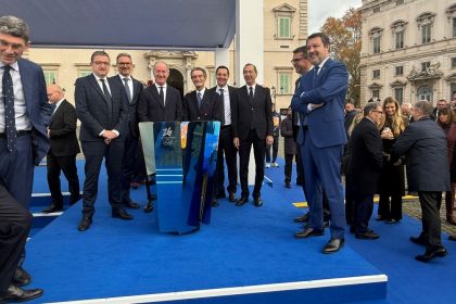 In foto, tra gli altri, il presidente della Regione Lombardia, Attilio Fontana, in piazza del Quirinale a Roma in occasione della cerimonia di accensione della torcia olimpica verso Milano Cortina 2026