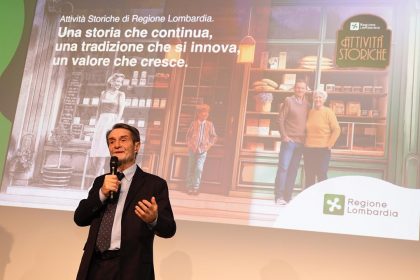 Il presidente Fontana alla premiazione delle Attività storiche della provincia di Varese