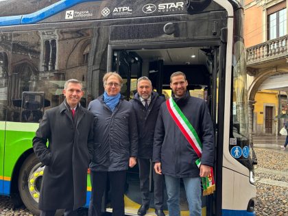 L’assessore regionale ai Trasporti e Mobilità sostenibile, Franco Lucente, è intervenuto a Lodi alla cerimonia di presentazione di 14 nuovi autobus elettrici. Accanto a lui, da sinistra, il console turco Mehmet Özöktem, il presidente di STAR Mobility Pierluigi Zoncada e il sindaco di Lodi Andrea Furegato