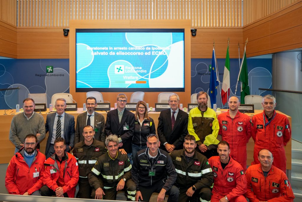 foto di gruppo alla conferenza per salvataggio eccezionale del giovane in ipotermia