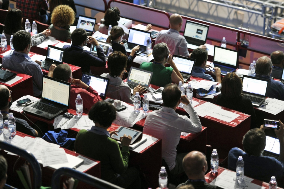 Celebrati a Palazzo Pirelli gli 80 anni del Gruppo Lombardo Giornalisti Sportivi (nella foto immagine simbolica di giornalisti in sala stampa): nasce infatti a Milano il 18 dicembre 1945, primo in Italia.