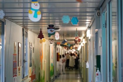 In vista della ‘Festa di Santa Lucia’, il campione olimpico dei 100 metri Marcell Jacobs e assessori regionali Debora Massari (Turismo, Marketing territoriale e Moda) e Simona Tironi (Istruzione, Formazione e Lavoro) partecipano all’iniziativa promossa da Regione Lombardia, in collaborazione con gli Spedali Civili di Brescia, che prevede la consegna di doni ai bambini ricoverati nei reparti di Pediatria