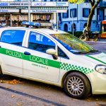 In foto una macchina di Polizia locale a Lecco: accordo fra Regione, Provincia e Comune per aumentare la sicurezza