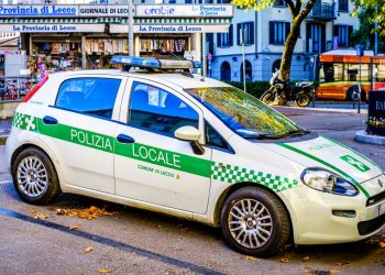 In foto una macchina di Polizia locale a Lecco: accordo fra Regione, Provincia e Comune per aumentare la sicurezza