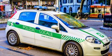 In foto una macchina di Polizia locale a Lecco: accordo fra Regione, Provincia e Comune per aumentare la sicurezza