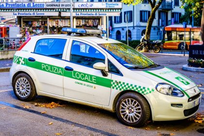 In foto una macchina di Polizia locale a Lecco: accordo fra Regione, Provincia e Comune per aumentare la sicurezza