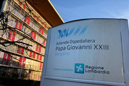 In vista della ‘Festa di Santa Lucia’, il campione olimpico dei 100 metri Marcell Jacobs e l’assessore regionale alle Infrastrutture e Opere pubbliche Claudia Maria Terzi partecipano all’iniziativa promossa da Regione Lombardia, in collaborazione con l’Ospedale Papa Giovanni XXIII di Bergamo, che prevede la consegna di doni ai bambini ricoverati nei reparti di Pediatria