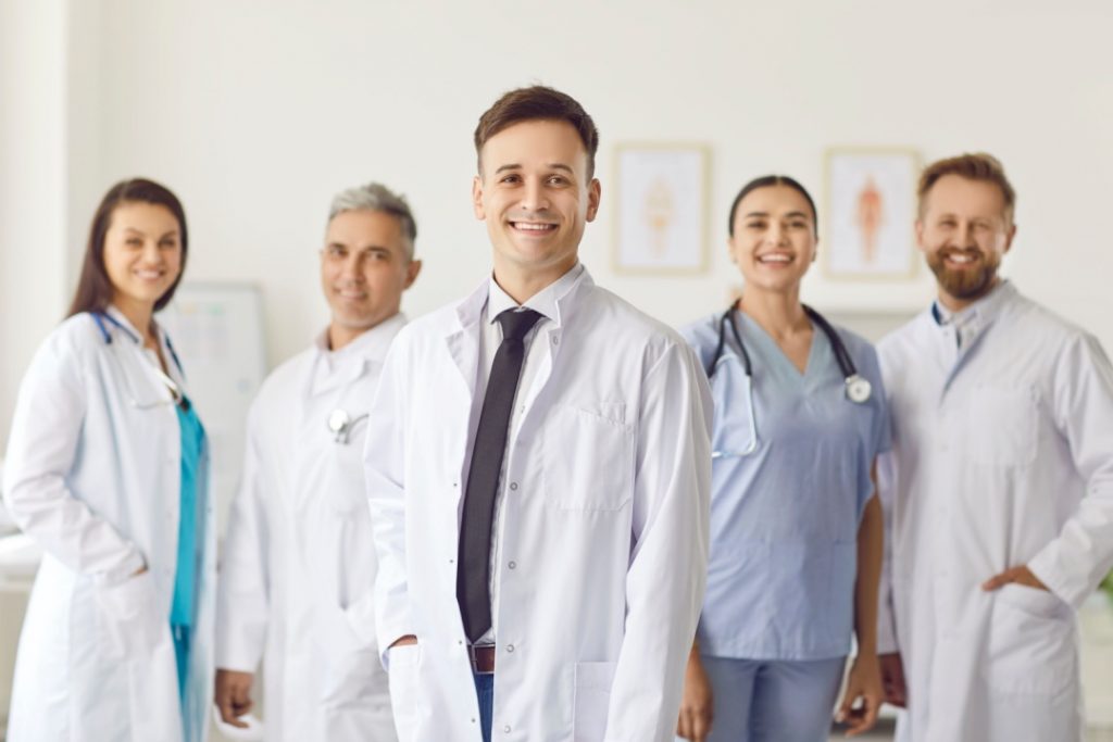 foto generica di un gruppo di medici per dare l'idea della delibera di Regione Lombardia sugli indirizzi di programmazione in sanità per l'anno 2026