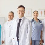 foto generica di un gruppo di medici per dare l'idea della delibera di Regione Lombardia sugli indirizzi di programmazione in sanità per l'anno 2026