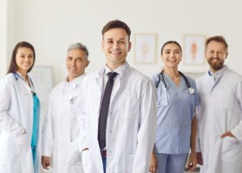 foto generica di un gruppo di medici per dare l'idea della delibera di Regione Lombardia sugli indirizzi di programmazione in sanità per l'anno 2026