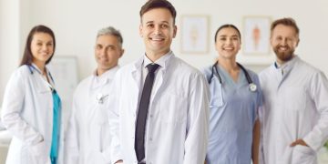 foto generica di un gruppo di medici per dare l'idea della delibera di Regione Lombardia sugli indirizzi di programmazione in sanità per l'anno 2026