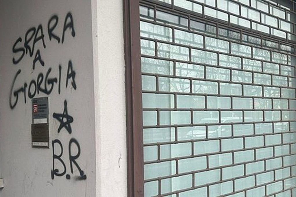 Seconda scritta sui muri a Busto Arsizio contro Giorgia Meloni (foto Ansa)