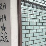 Seconda scritta sui muri a Busto Arsizio contro Giorgia Meloni (foto Ansa)