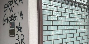 Seconda scritta sui muri a Busto Arsizio contro Giorgia Meloni (foto Ansa)